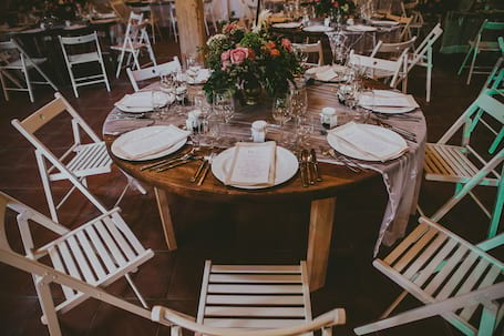 Firma na wesele: krzesła, złote podtalerze, akcesoria