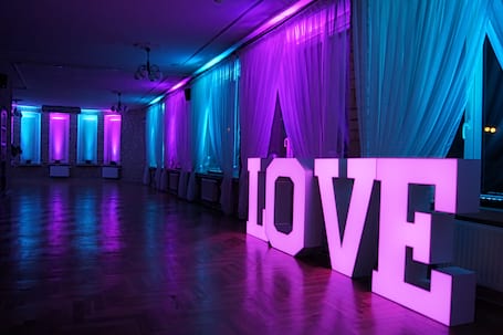 Firma na wesele: Dekoracja sali światłem
